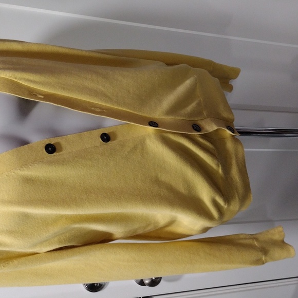 Buttoned Down light yellow cotton cardigan. Medium - Picture 5 of 11